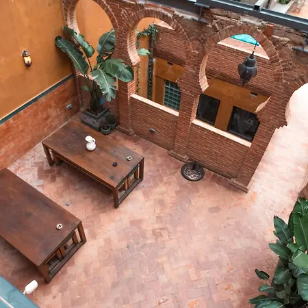 Lincoln Lounge