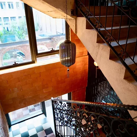 Lincoln Lounge Hotel